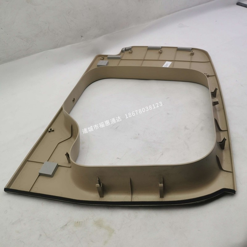 V1630160004A0 Middle top right back door on interior panel